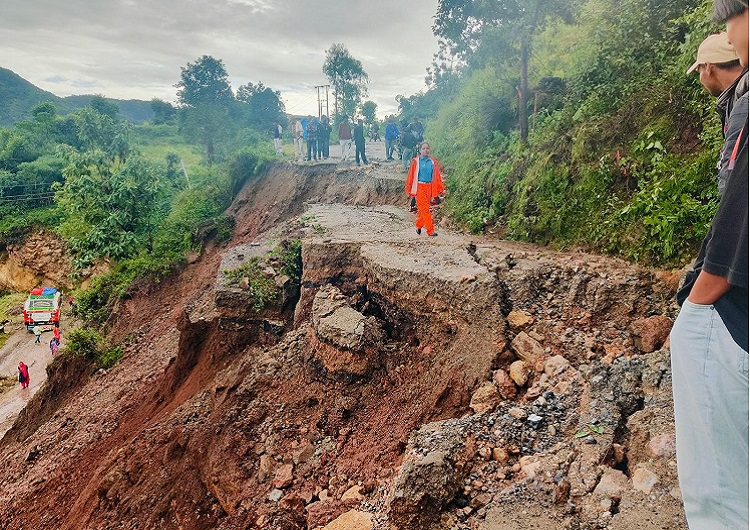 काठमाण्डौ जोड्ने सबै नाका ठप्प, देशभरका अरू सडकमा पनि क्षति