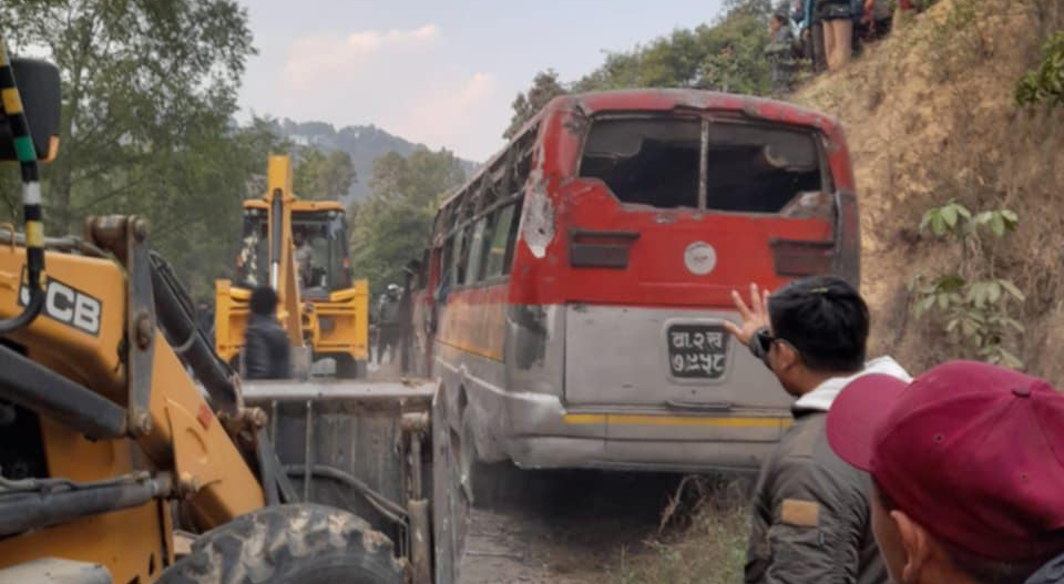 साँखुनजिक विद्यार्थी बोकेको बस दुर्घटना, ३ जनाको मृत्यु, ४० घाइते